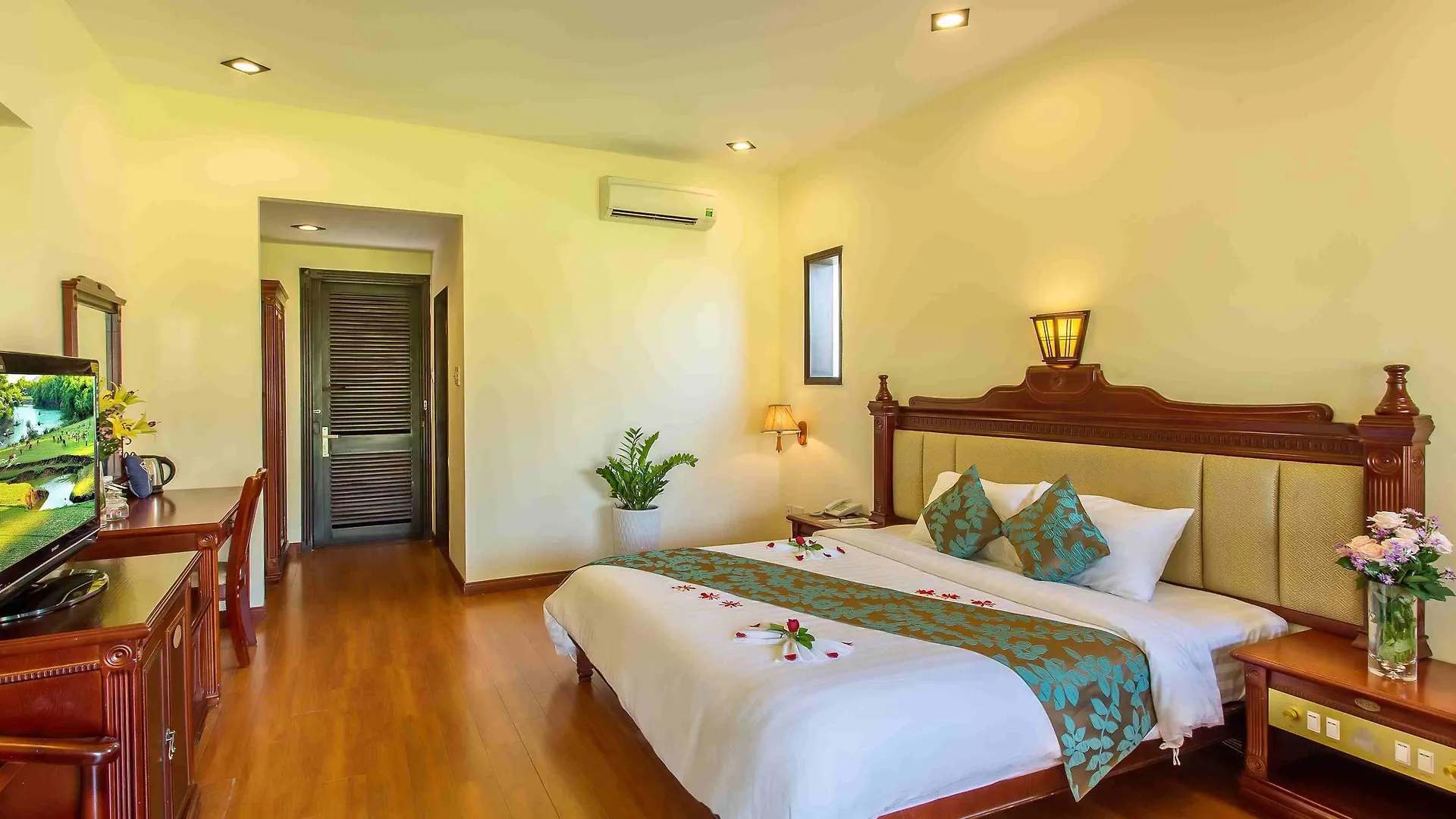 ****  Tropical Beach Hoi An Resort Vietnam
