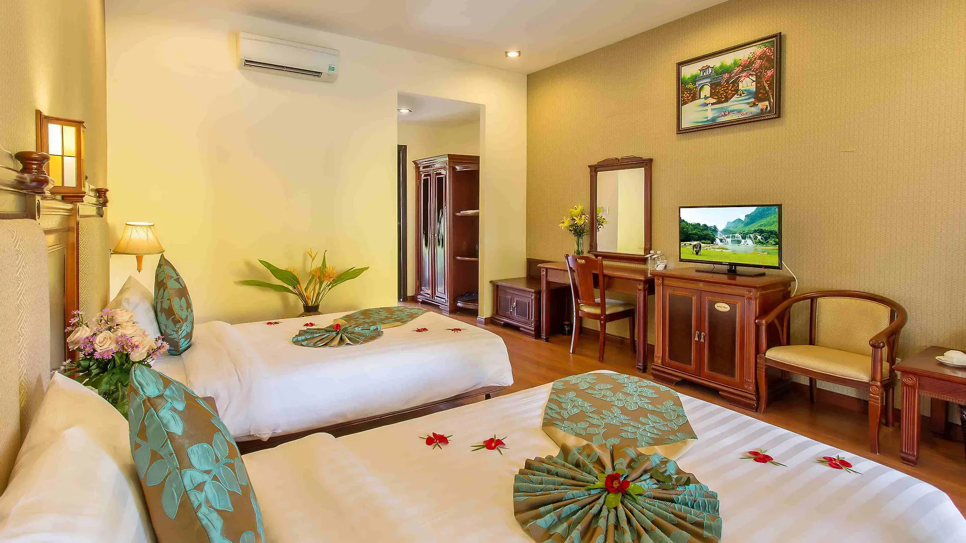 Tropical Beach Hoi An Resort 4*,